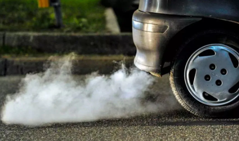 humo blanco coche