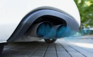 humo azul coche